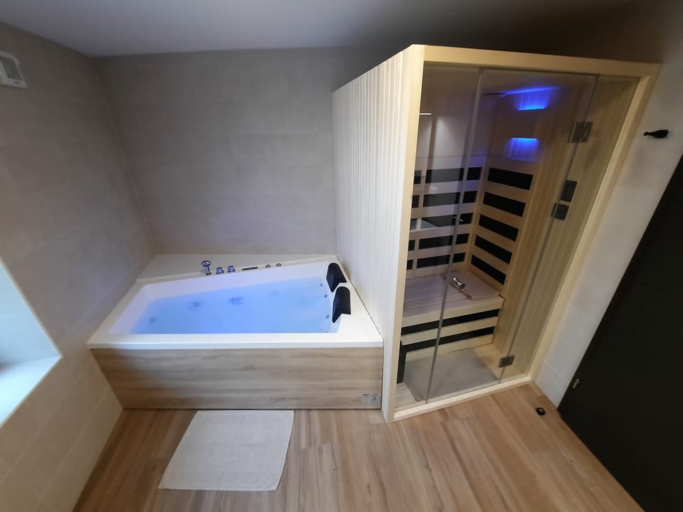 Luxury Studio Suite, Hill View | Private spa tub