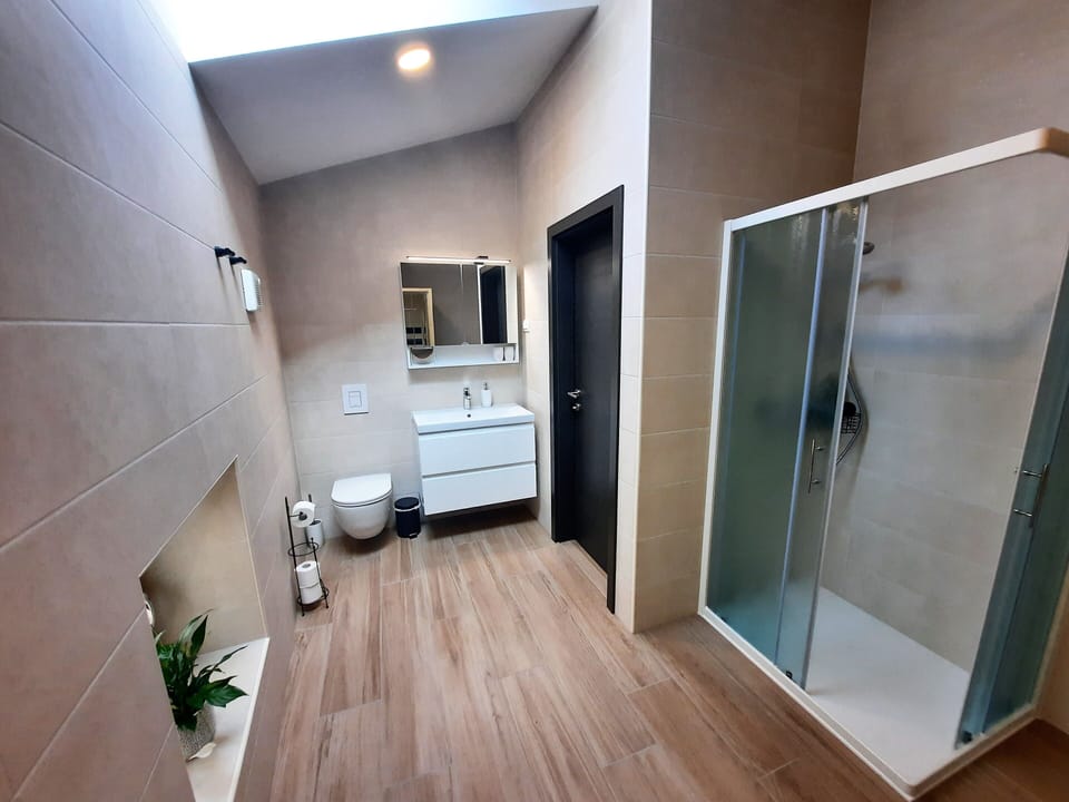 Luxury Studio Suite | Bathroom | Separate tub and shower, free toiletries, hair dryer, bathrobes