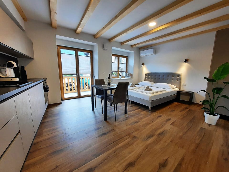 Luxury Studio Suite | In-room safe, desk, laptop workspace, blackout drapes