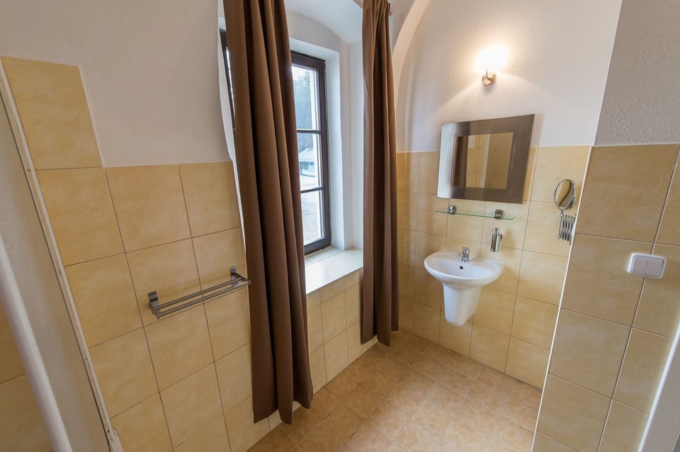 Comfort Suite (3) | Bathroom | Free toiletries, towels
