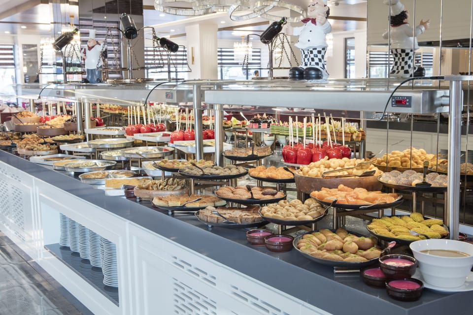3 restaurants; breakfast, lunch, and dinner served