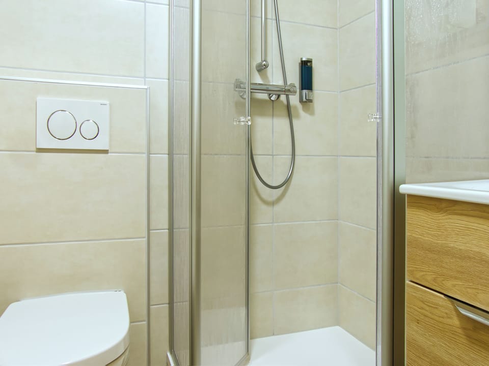 Comfort Double Room | Bathroom | Shower, free toiletries, hair dryer, towels