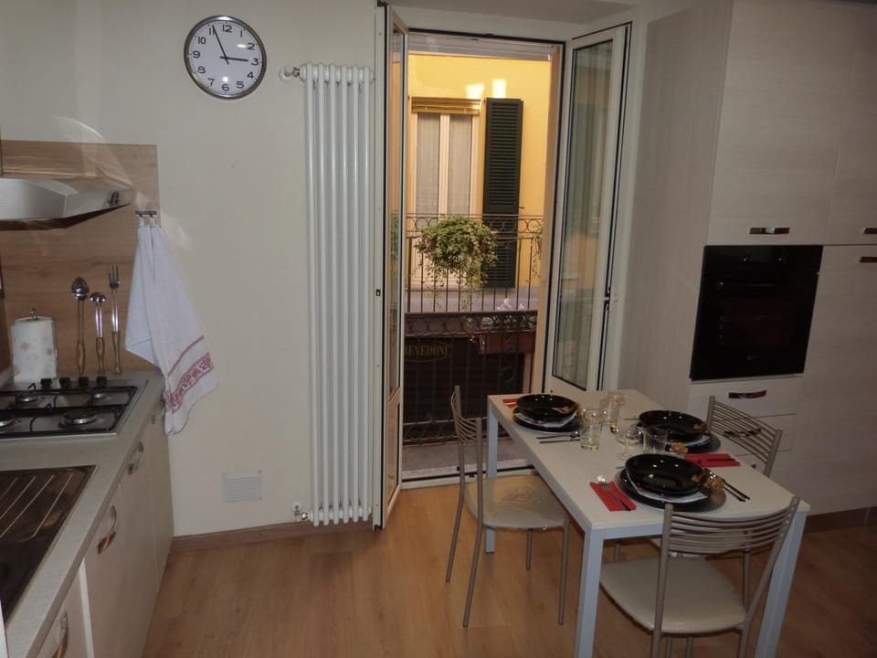 Full-size fridge, microwave, oven, stovetop