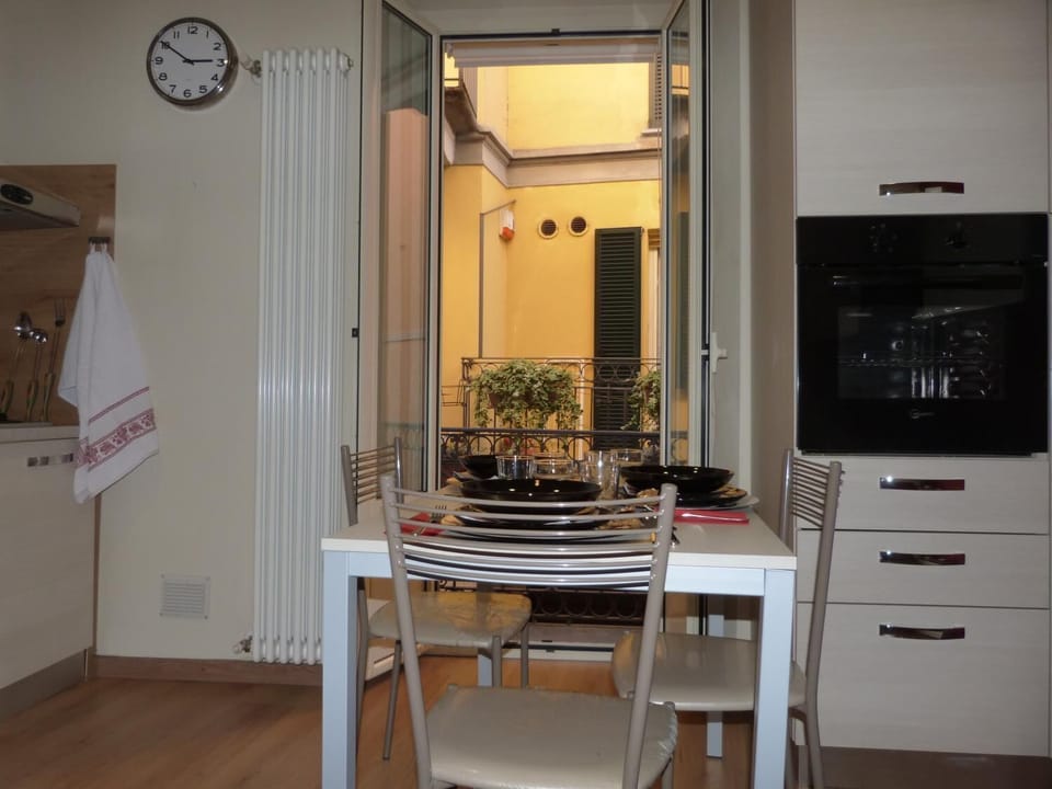 Full-size fridge, microwave, oven, stovetop