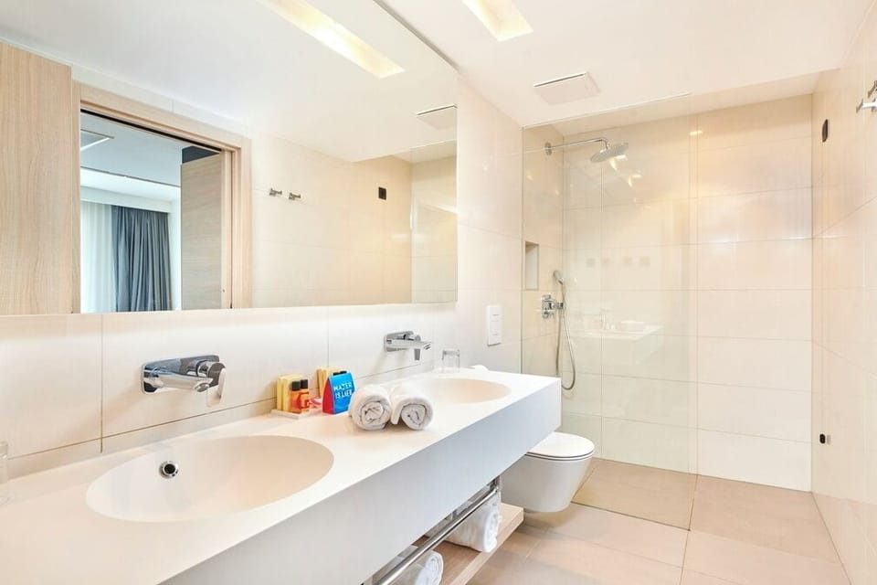 Suite with balcony sea view | Bathroom | Shower, free toiletries, hair dryer, towels