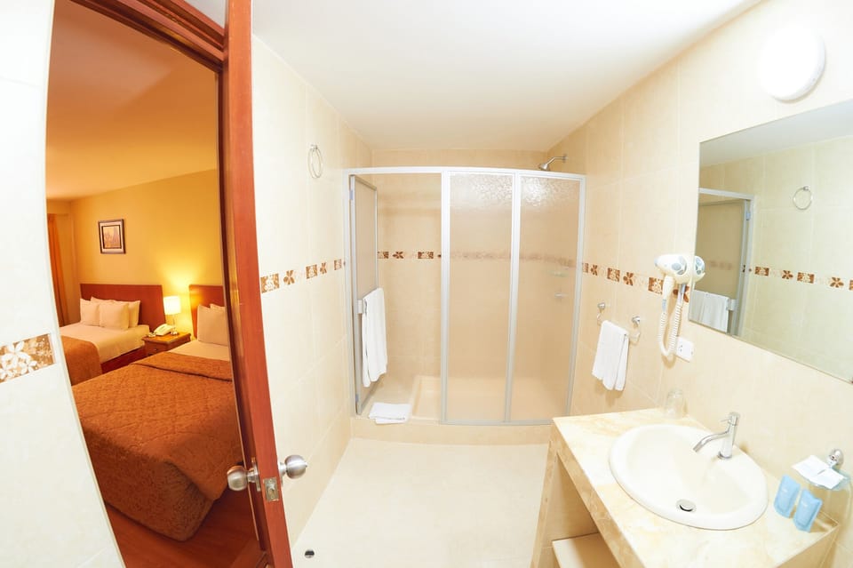 Standard Twin Room | Bathroom | Shower, rainfall showerhead, free toiletries, hair dryer