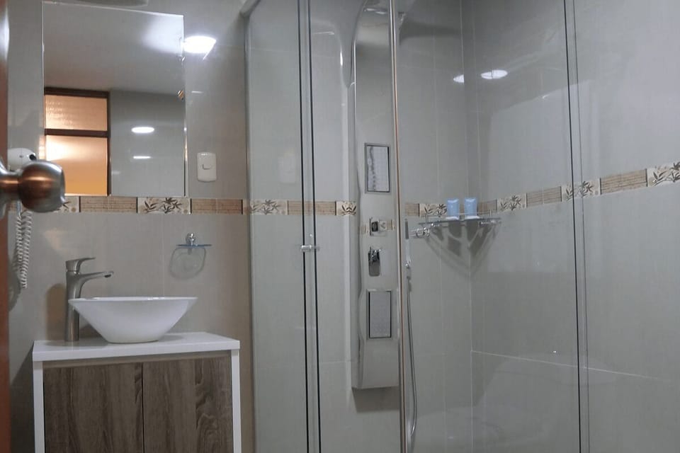 Shower, rainfall showerhead, free toiletries, hair dryer