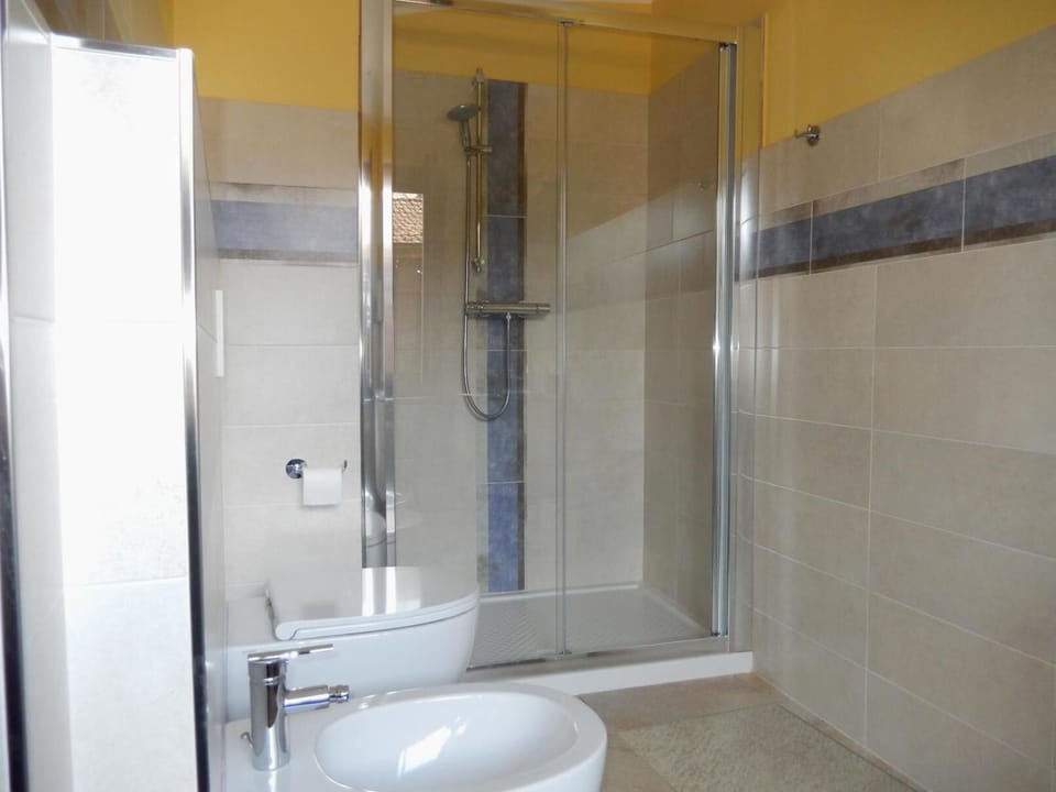 Double Room, Hill View | Bathroom | Shower, rainfall showerhead, towels