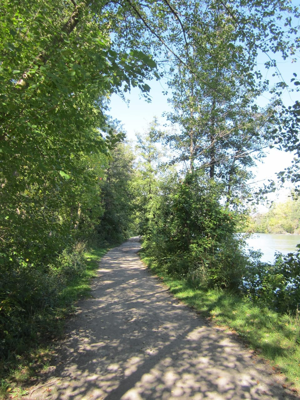 Access to Merritt Trail (11 km river trail)