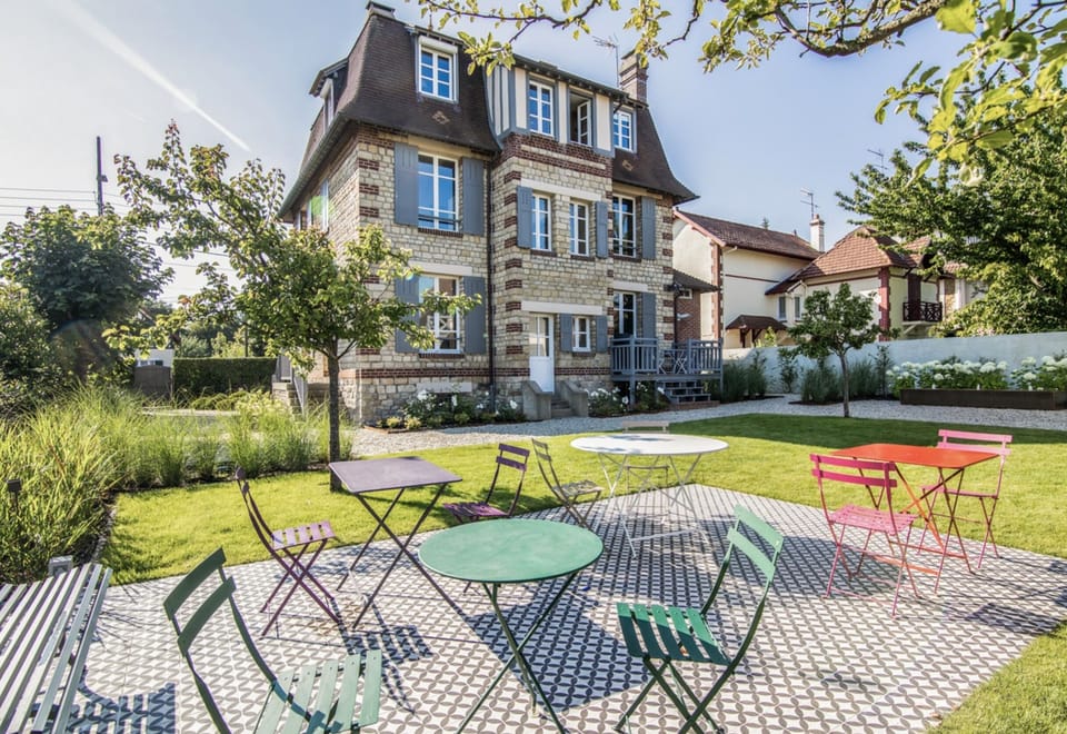 The terrace with Fermob “Bistro” collection with its folding chairs and tables