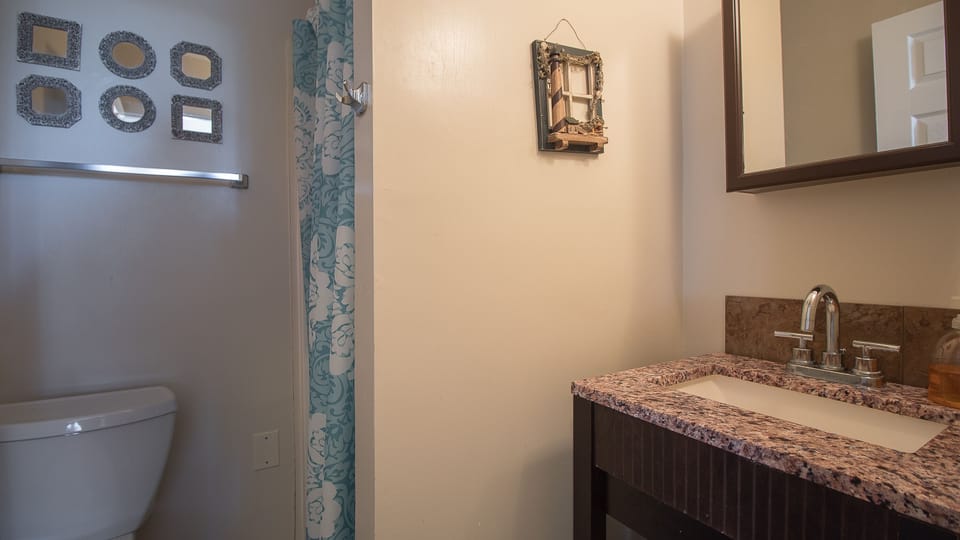 Master en suite bathroom with shower