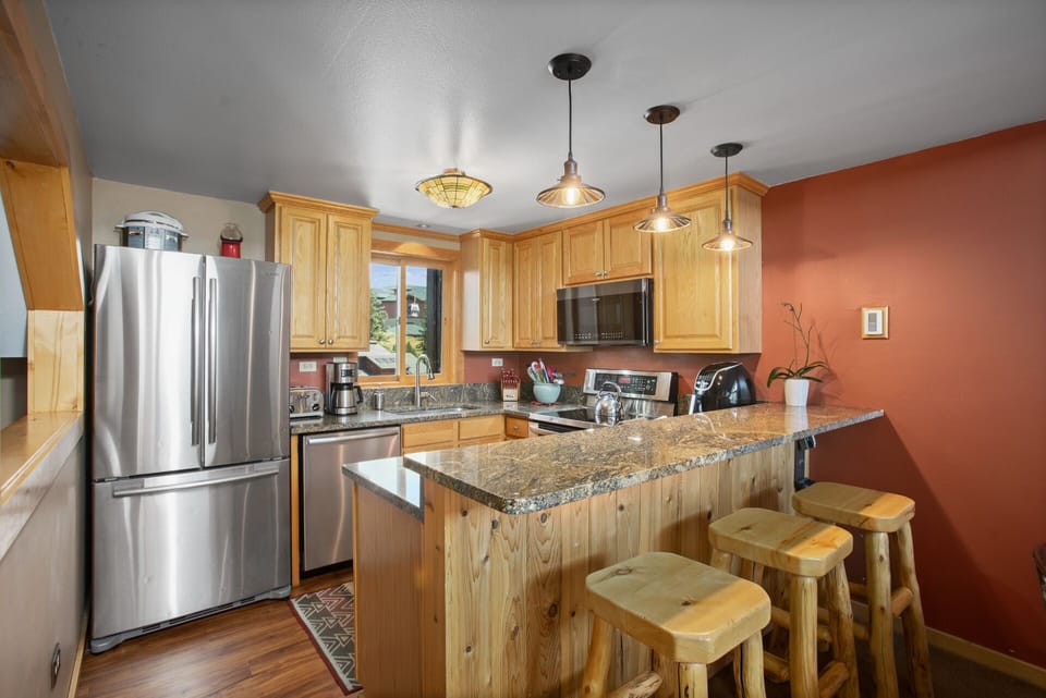 Full Kitchen with bar