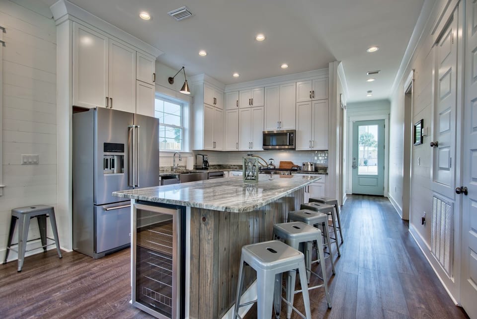 Large Open Kitchen w/ Bar Seating for 5