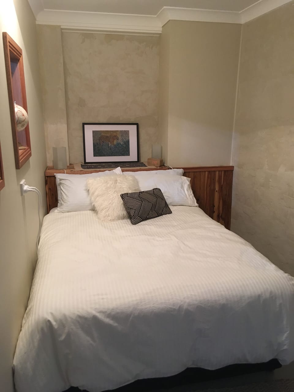 Double bed in separate sleeping nook