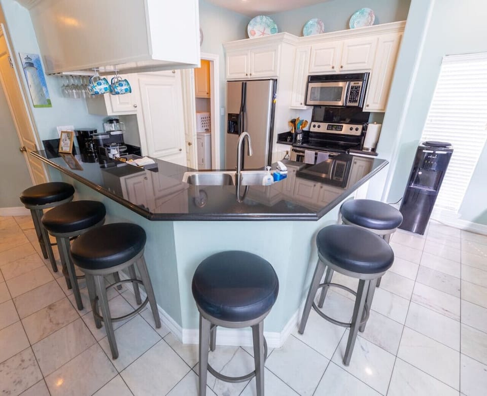 Kitchen Counter with Seating for 6