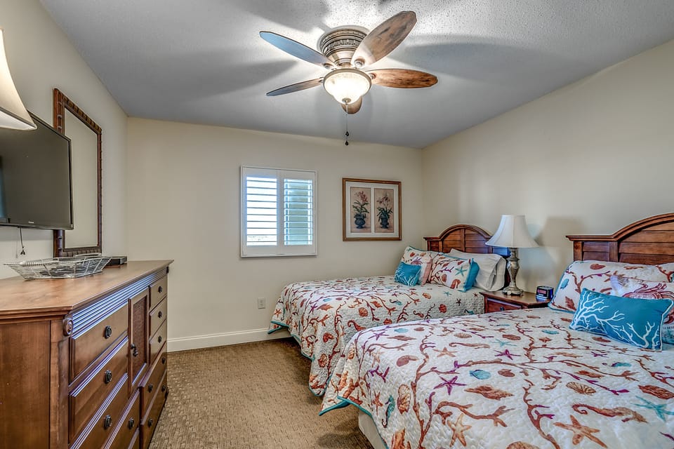 Guest bedroom with double beds