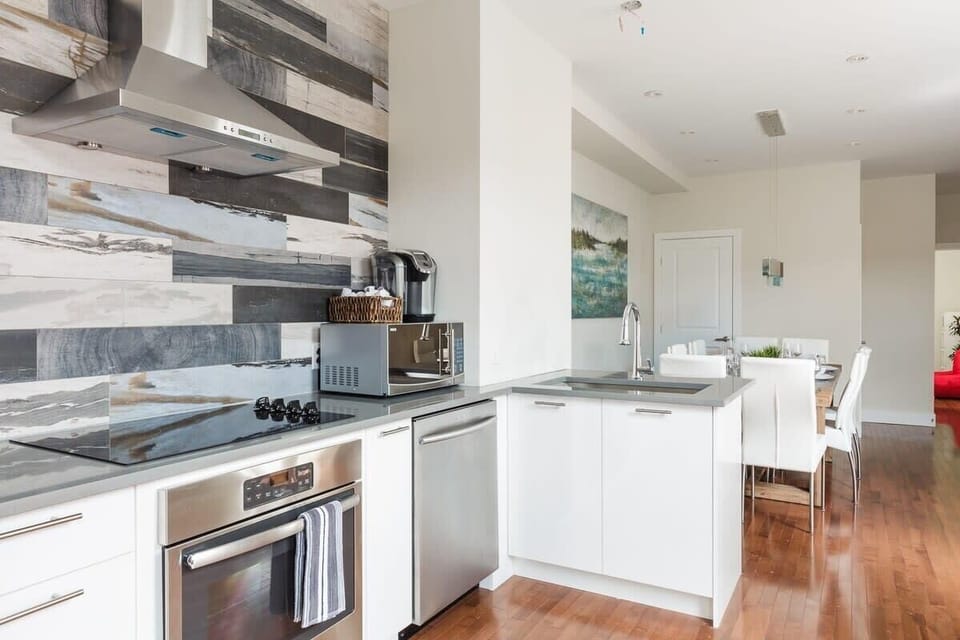 Fully equipped kitchen with dishwasher, pots, pans,, Keurig coffee machine, good knives, etc