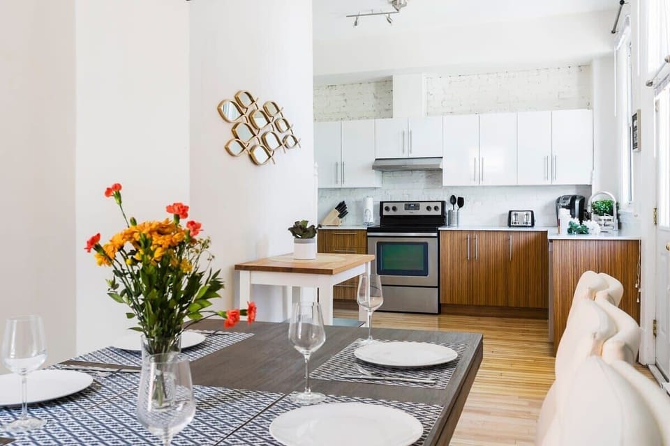 Lovely dining room next to the kitchen, perfect to share a nice meal