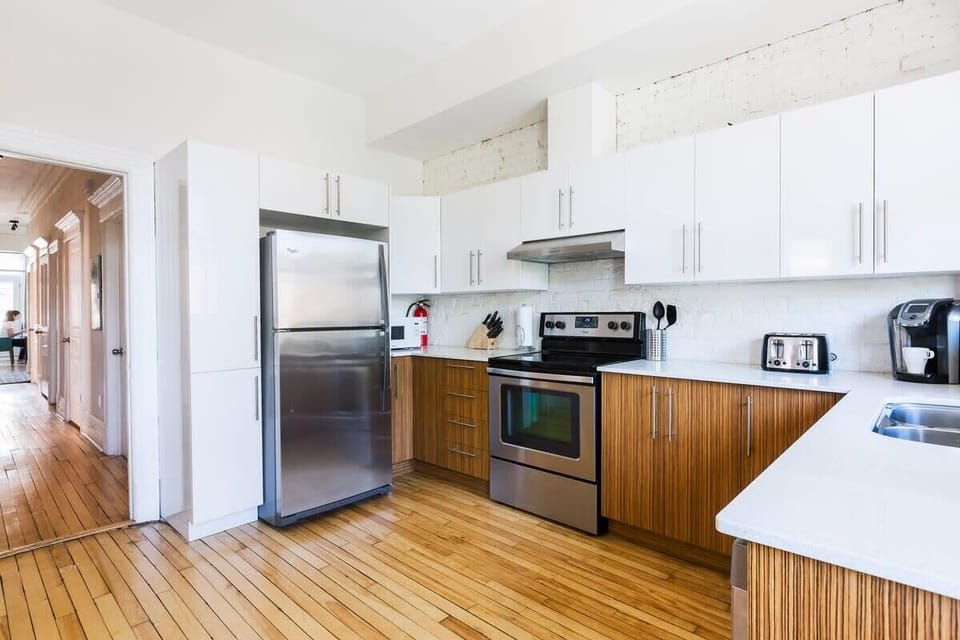 Modern, fully equipped kitchen, stainless appliances, dishwasher, Keurig coffee machine with cups