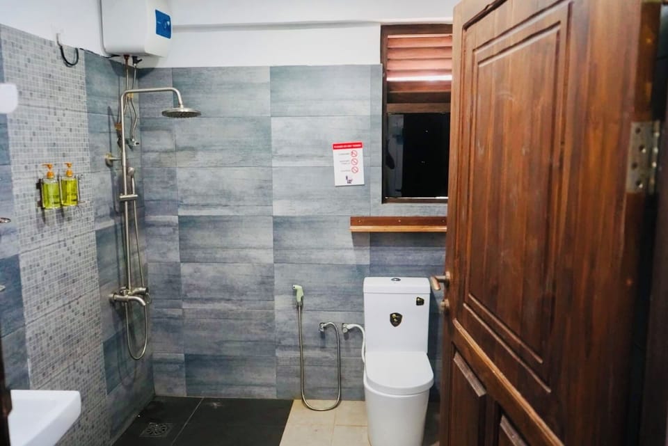 Triple Room | Bathroom | Shower, rainfall showerhead, free toiletries, hair dryer (on request)