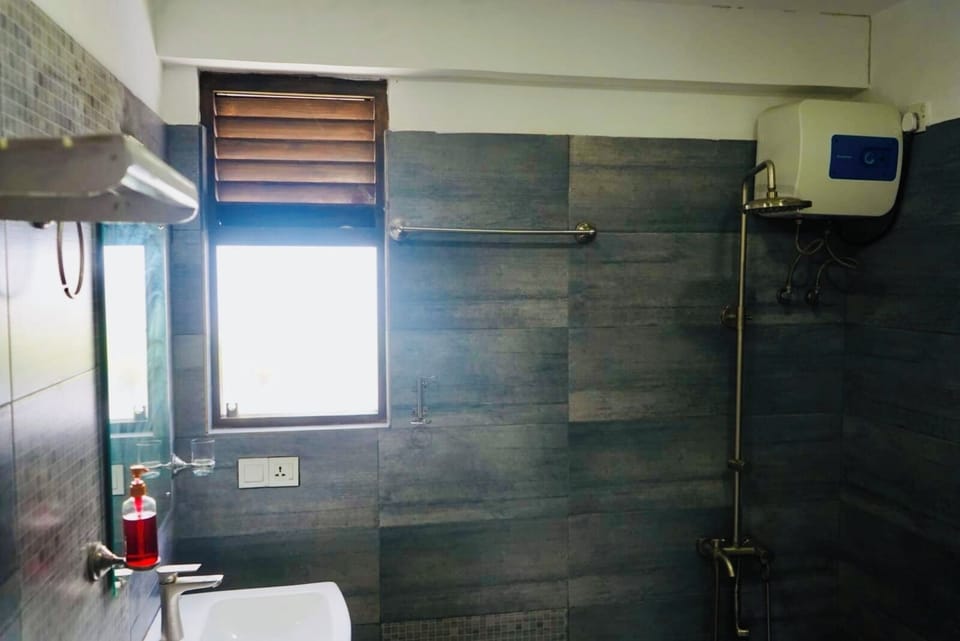 Triple Room | Bathroom | Shower, rainfall showerhead, free toiletries, hair dryer (on request)