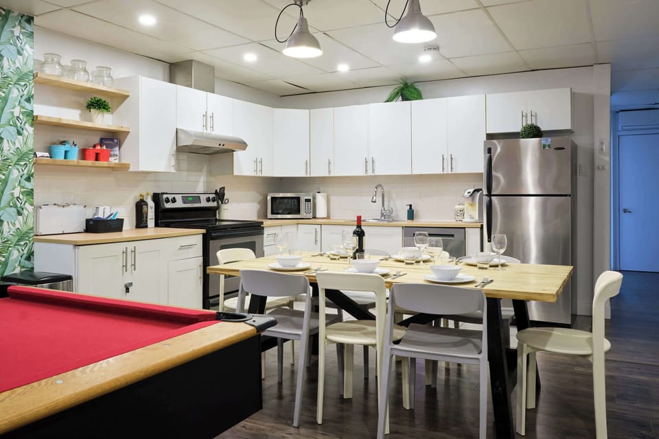 Full kitchen: dishwasher, sharp knives, olive oil, spices, salt and vinegar provided