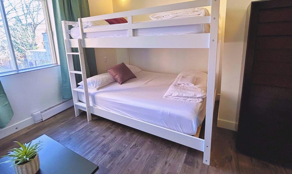 Queen/queen bunkbed in the rear bedroom
