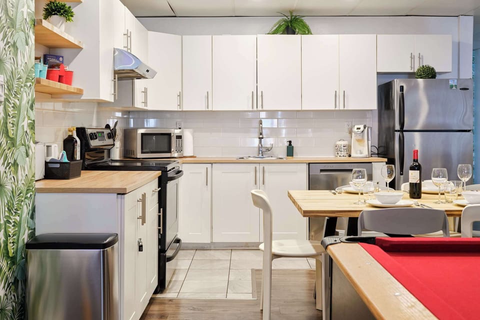 Fully equipped kitchen with Keurig coffee machine, plenty of pods provided