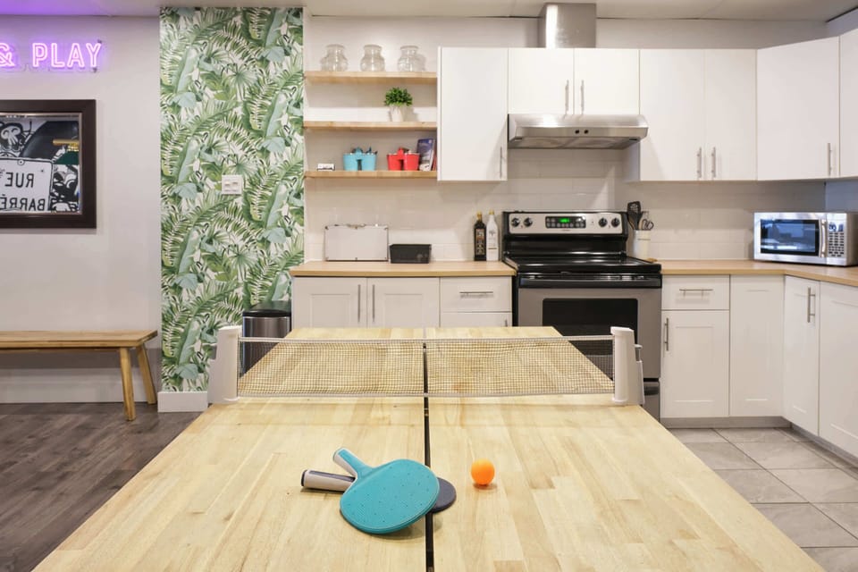 Ping-pong kit to play on the dining table