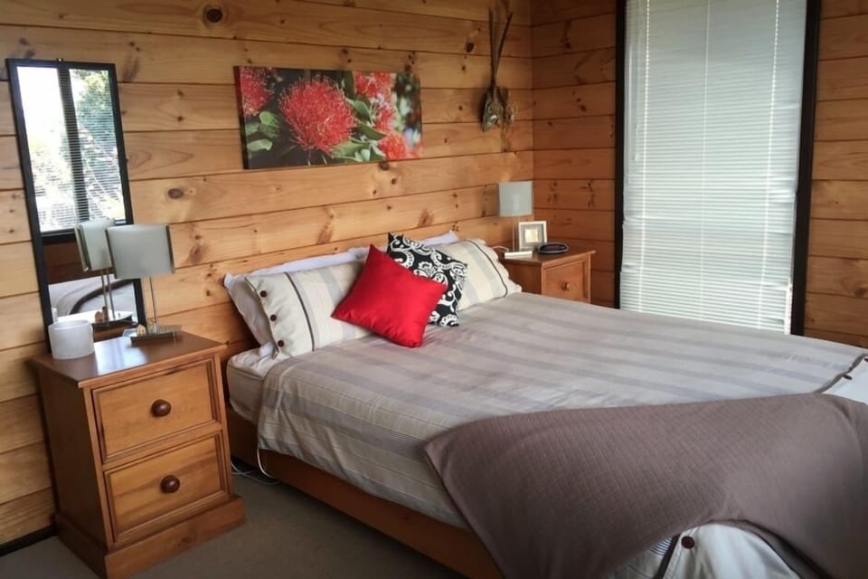 Master bedroom - queen