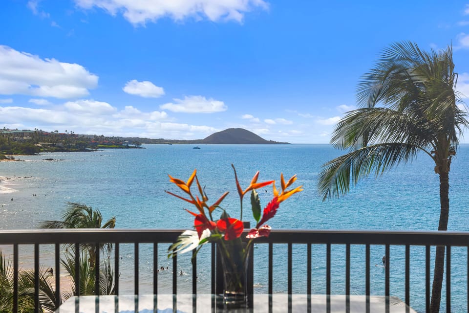 Lanai view looking towards nearby Grand Wailea, Fairmont, Four Seasons.. et all!