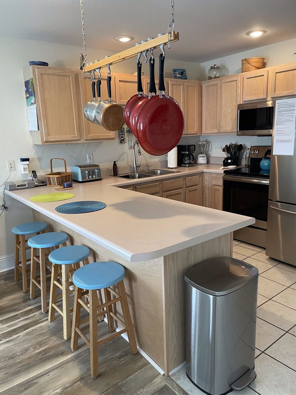 Well-equipped kitchen with all-new appliances.
