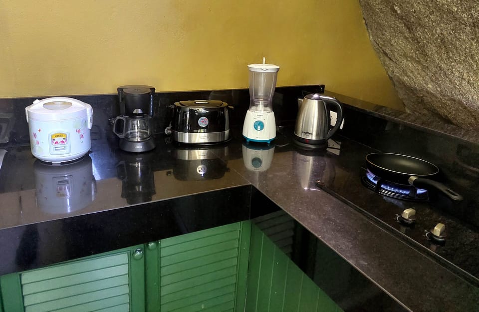  Well-equipped kitchen with coffee maker, toaster, blender, kettle, microwave 