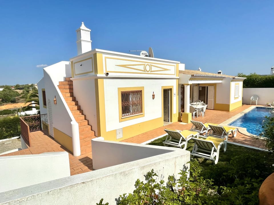 Villa Ana is all on one level, ground floor. 3 bedrooms, 3 bathrooms, with 2 private bathrooms. Located in the lovely Quinta dos Alamos. With a sunny south facing, long pool 10 x 2.10 metres with walk in Roman steps, with depths from 1 m to 1.8 metres.