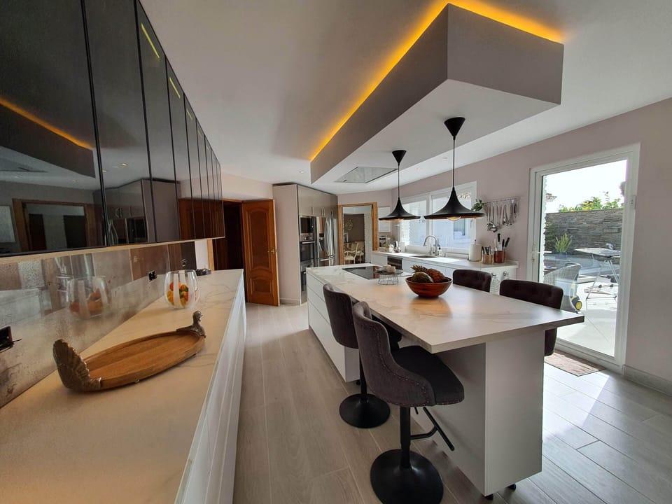 Brand new Kitchen with American Fridge and large screen TV