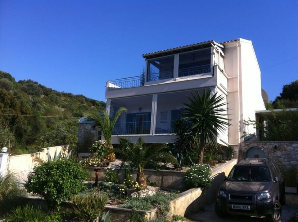 alan@corfu-villa-holiday.com