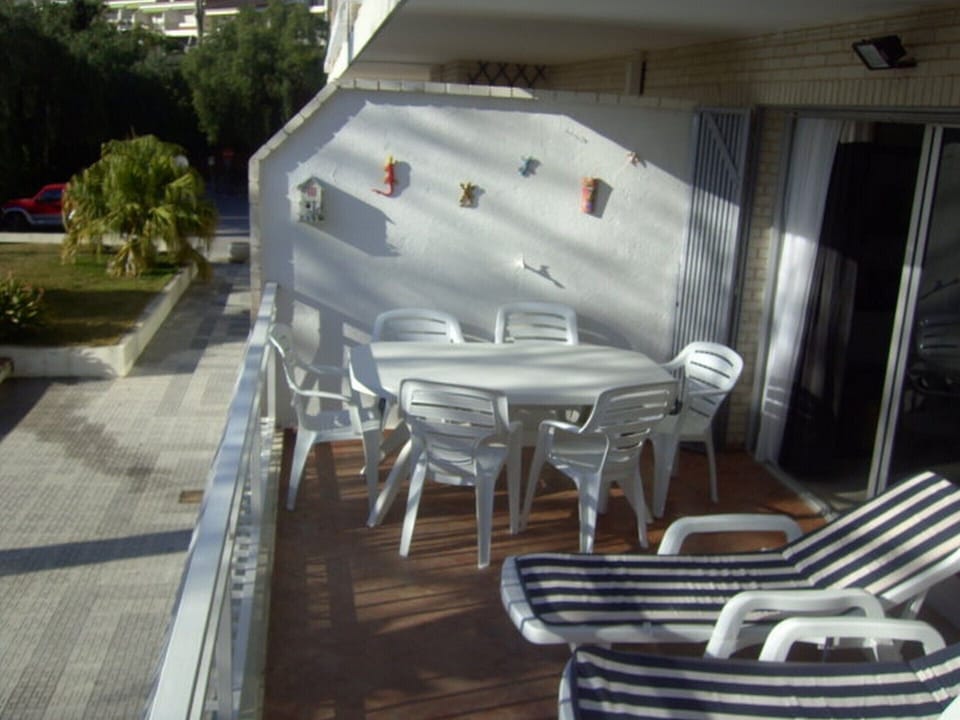 Patio table 6 chairs 2 sun loungers 