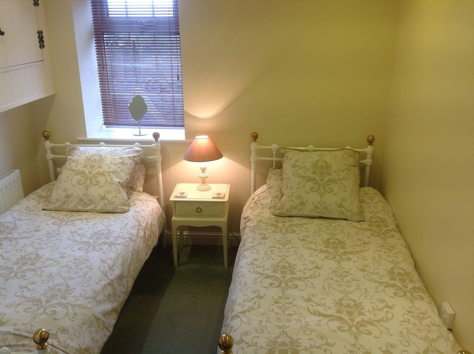 Bedroom 6 Twin (ground floor) near to Bathroom.