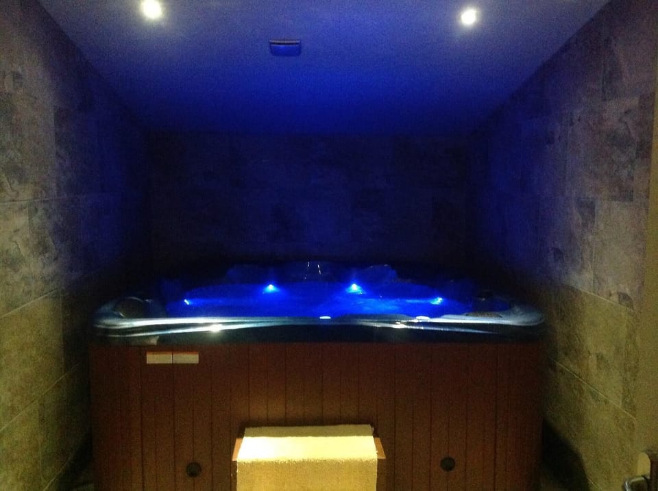 6 person hot tub