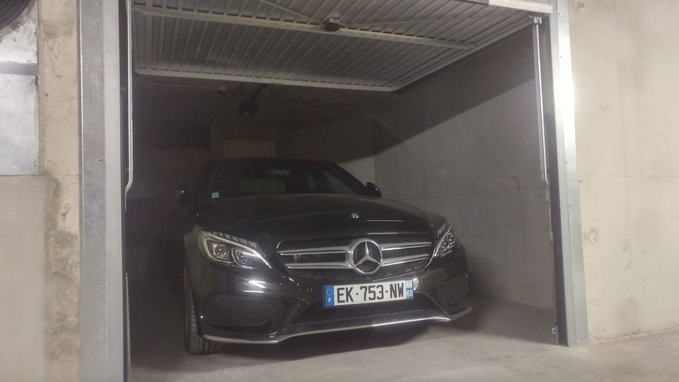 Garage verrouillable espace pour grande voiture. Lockable garage fits family car