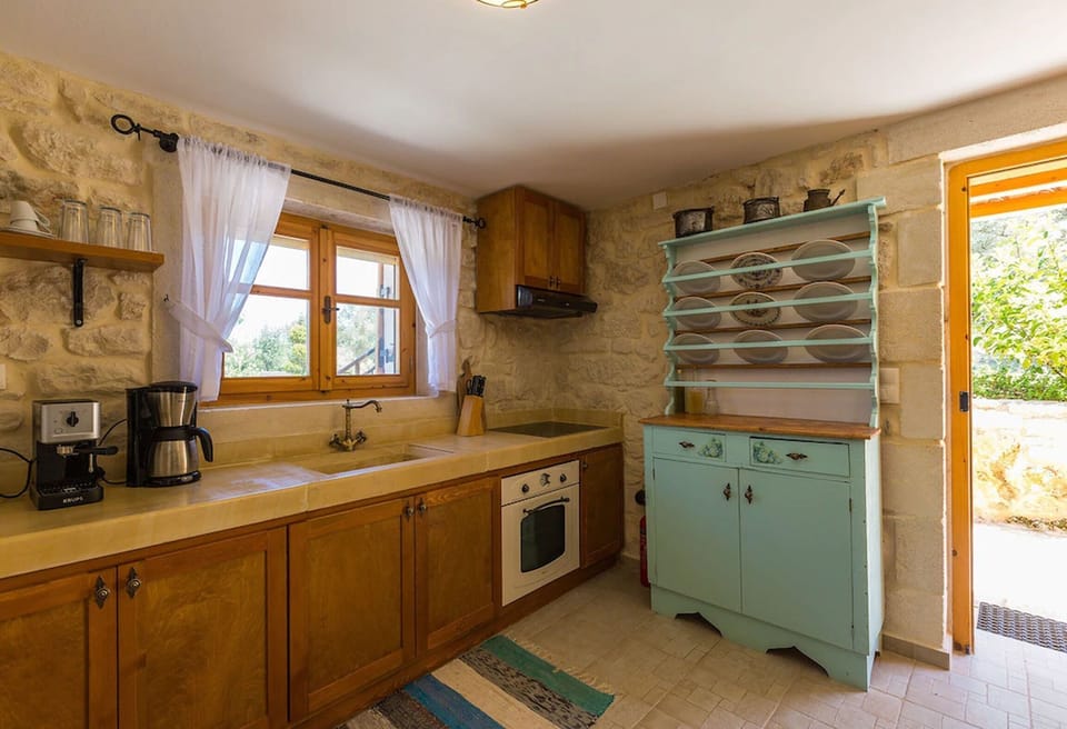 The kitchen has direct exit to the barbecue area