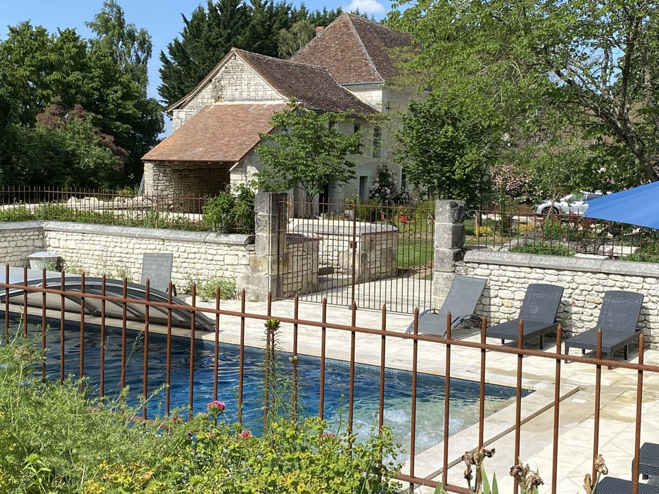 Piscine en faïence avec abris coulissant pour une eau très chaude,  avec spa 