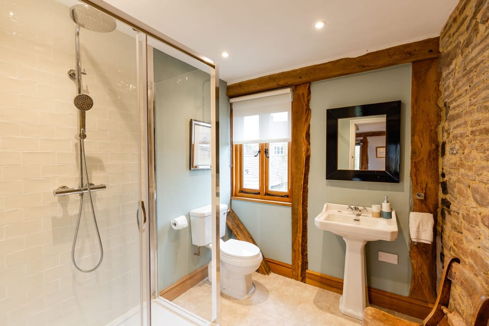 En-suite on first floor from king size bedroom 