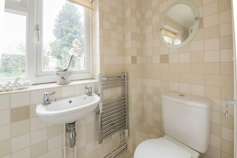 Ground floor: En-suite shower room