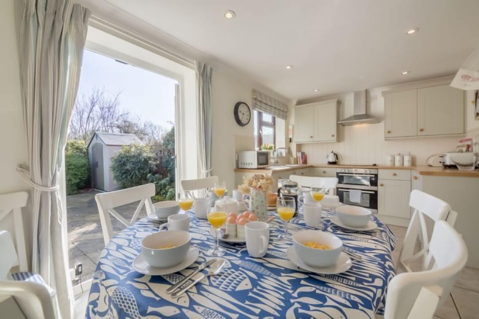 Tide Cottage, Holme-next-the-Sea: Dining area with french doors leading to the garden