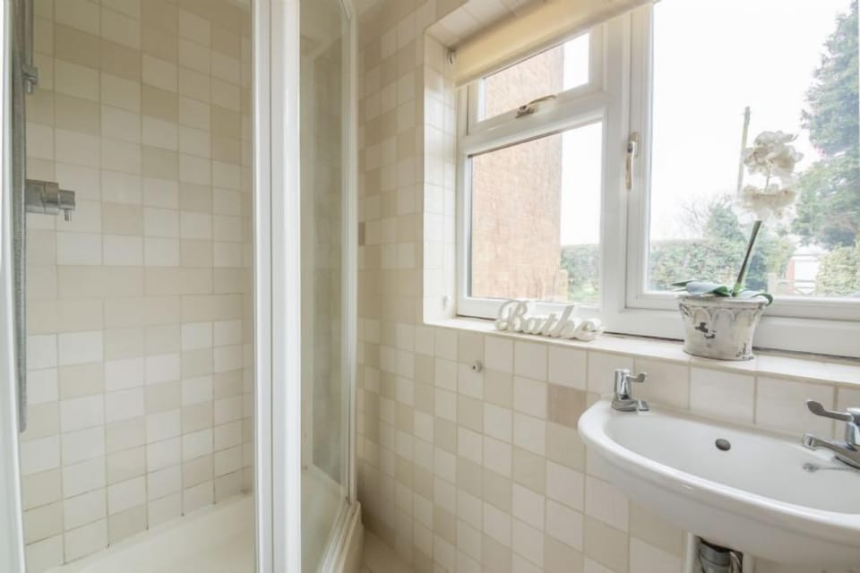 Ground floor: En-suite shower room