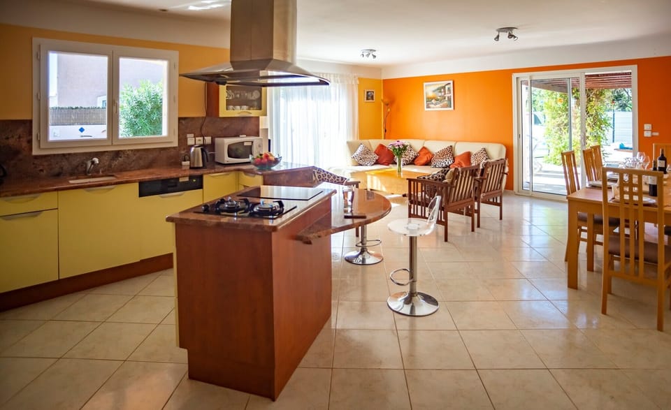 Modern Kitchen & indoor dining area