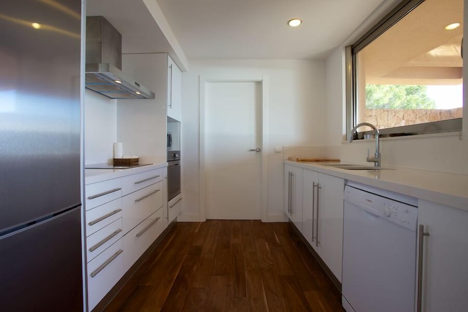 Fully equipped kitchen with all appliances including a Nespresso machine