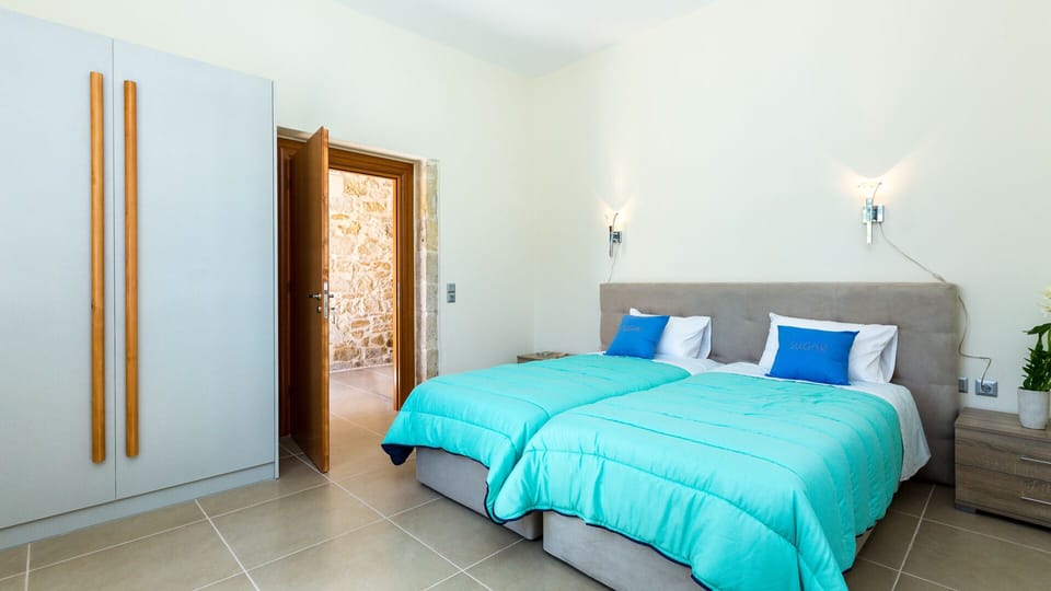 Bedroom with 2 single beds which can be converted to a double one