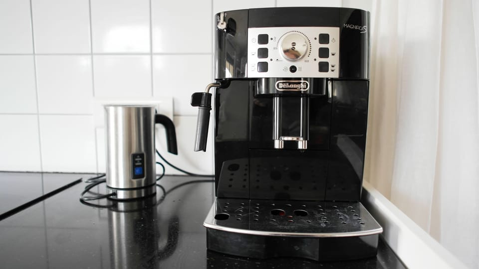 Coffee maker with fresh coffee beans